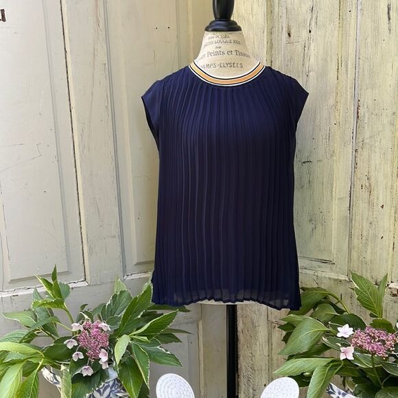 DR2 Tops - DR2 navy blue pleated sleeveless shirt. Size M